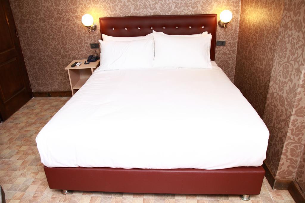 Harrys Suite Hotel バンコク都 エクステリア 写真