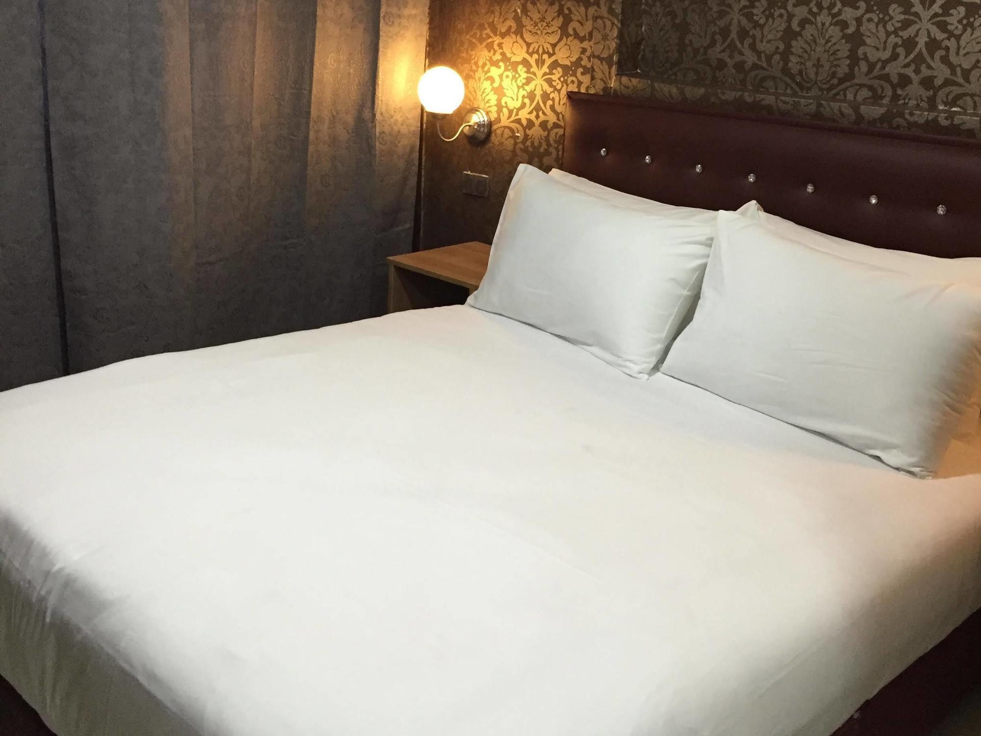 Harrys Suite Hotel バンコク都 エクステリア 写真