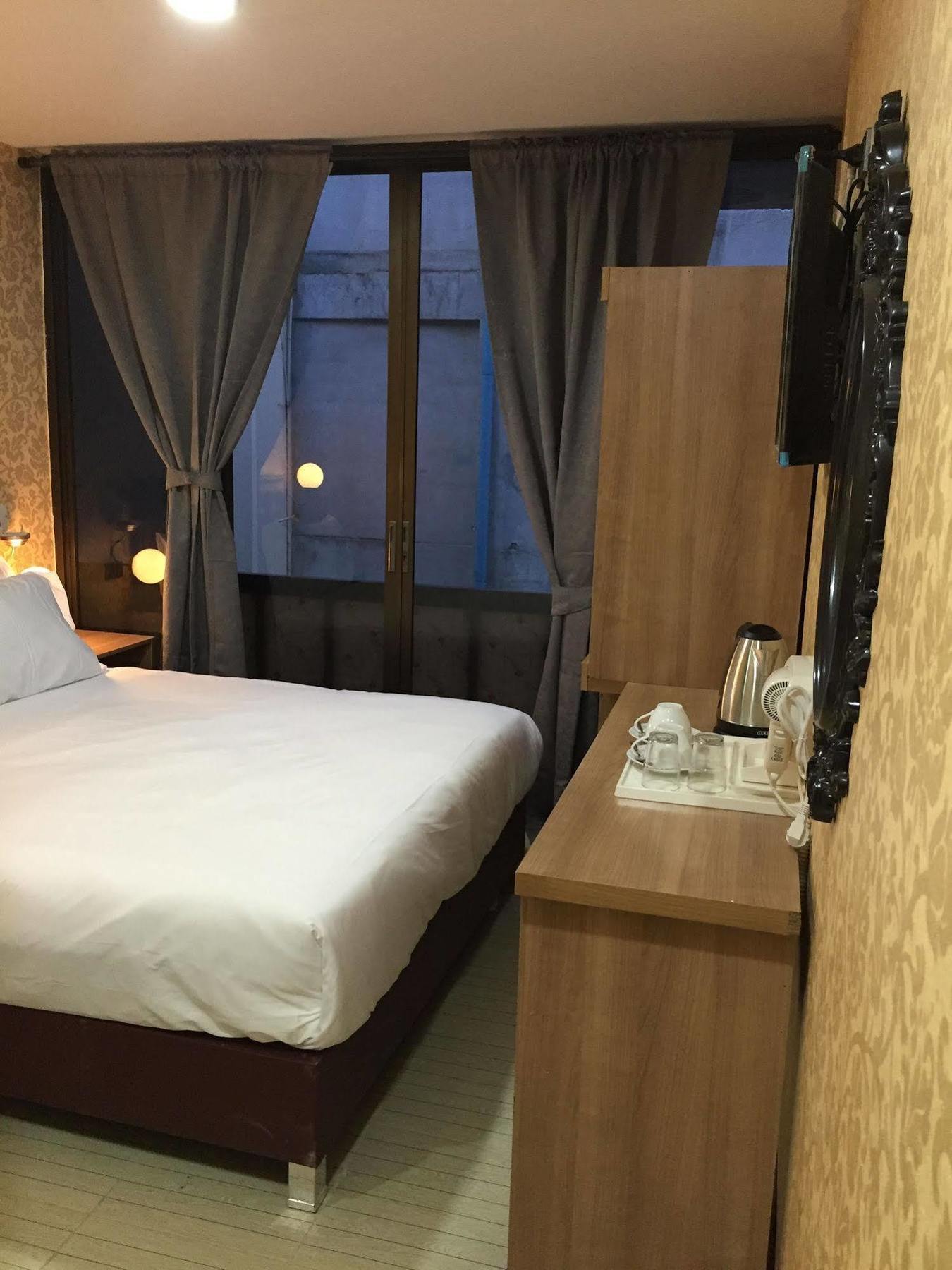 Harrys Suite Hotel バンコク都 エクステリア 写真
