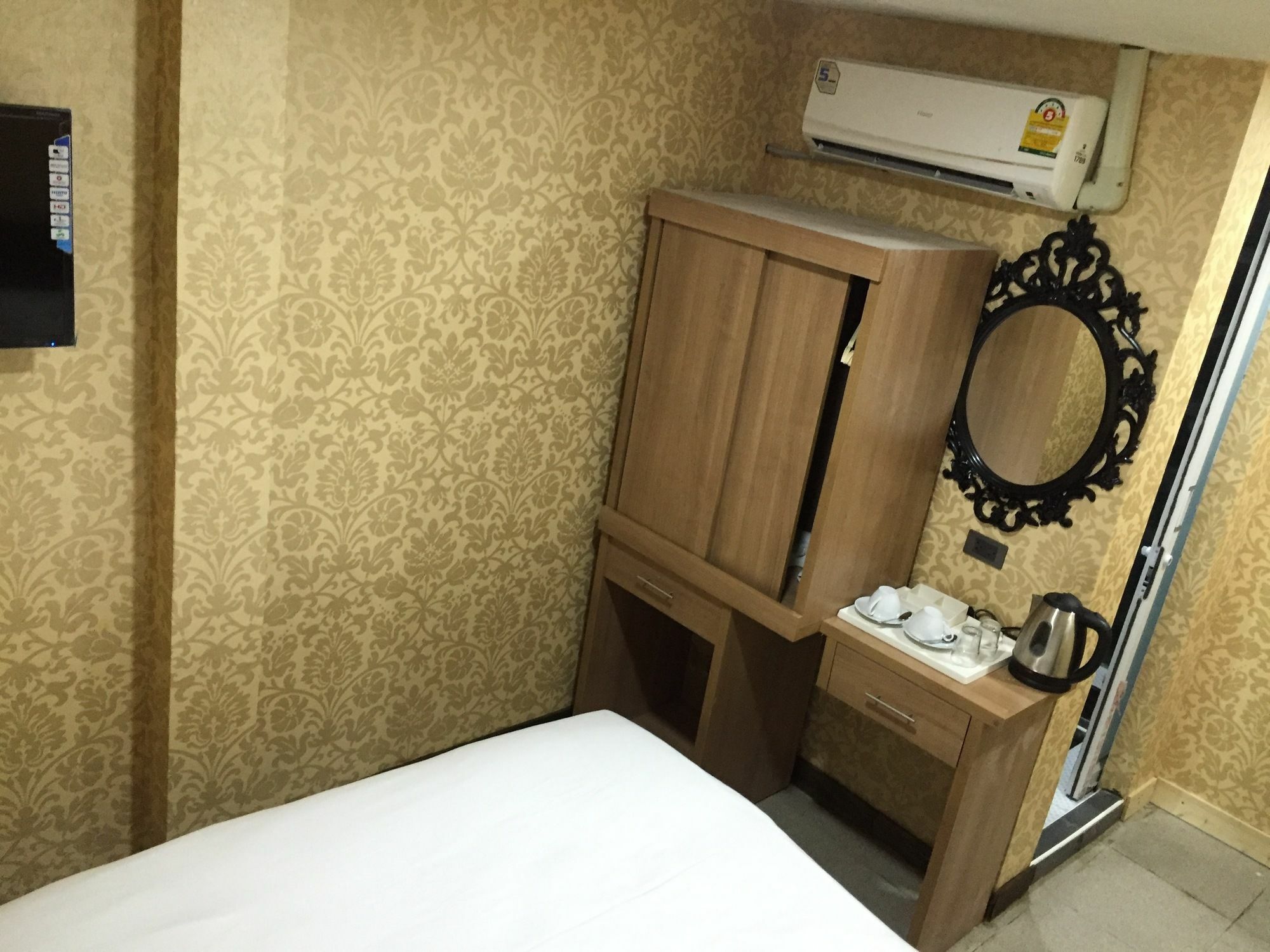 Harrys Suite Hotel バンコク都 エクステリア 写真
