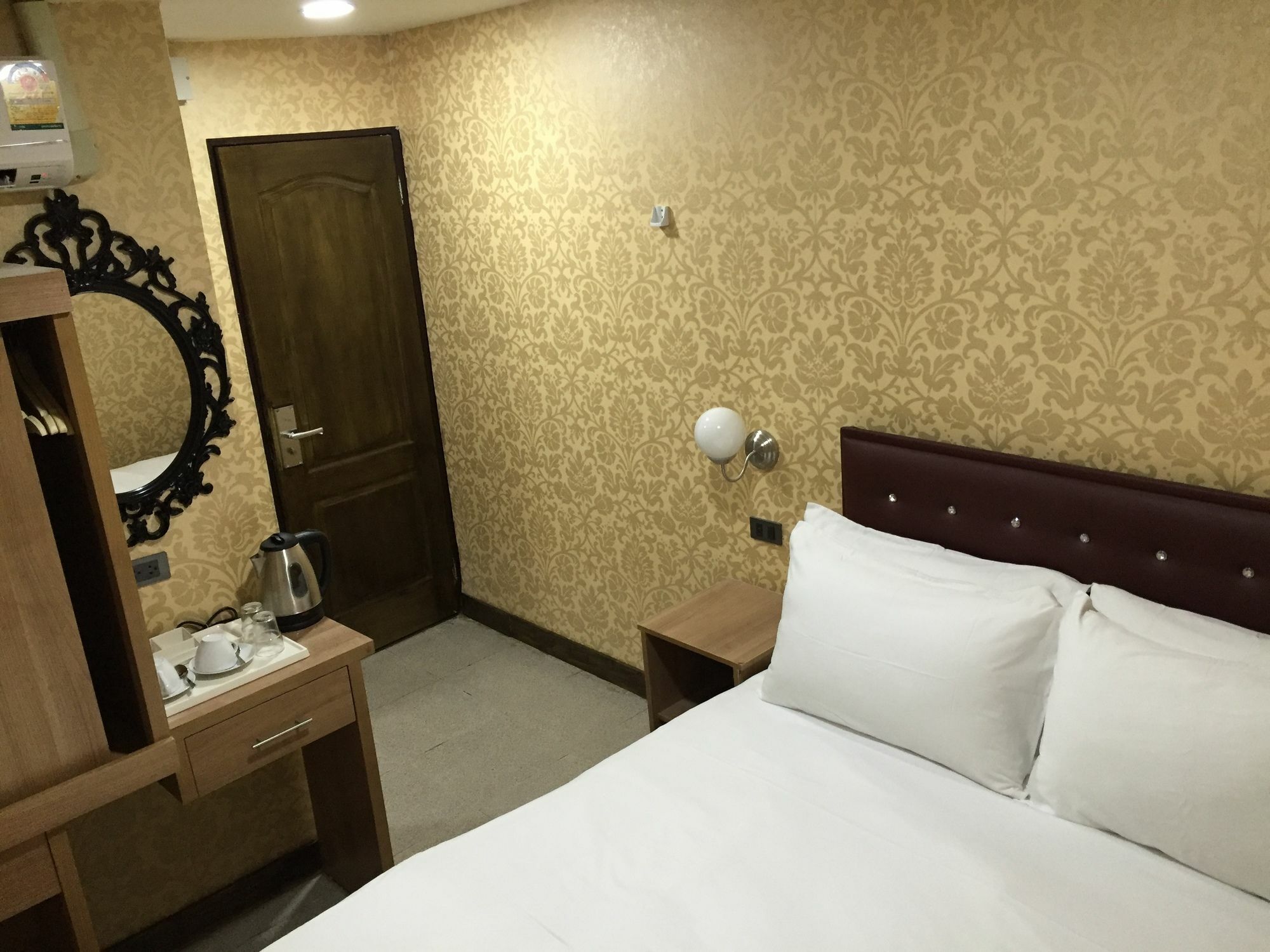 Harrys Suite Hotel バンコク都 エクステリア 写真