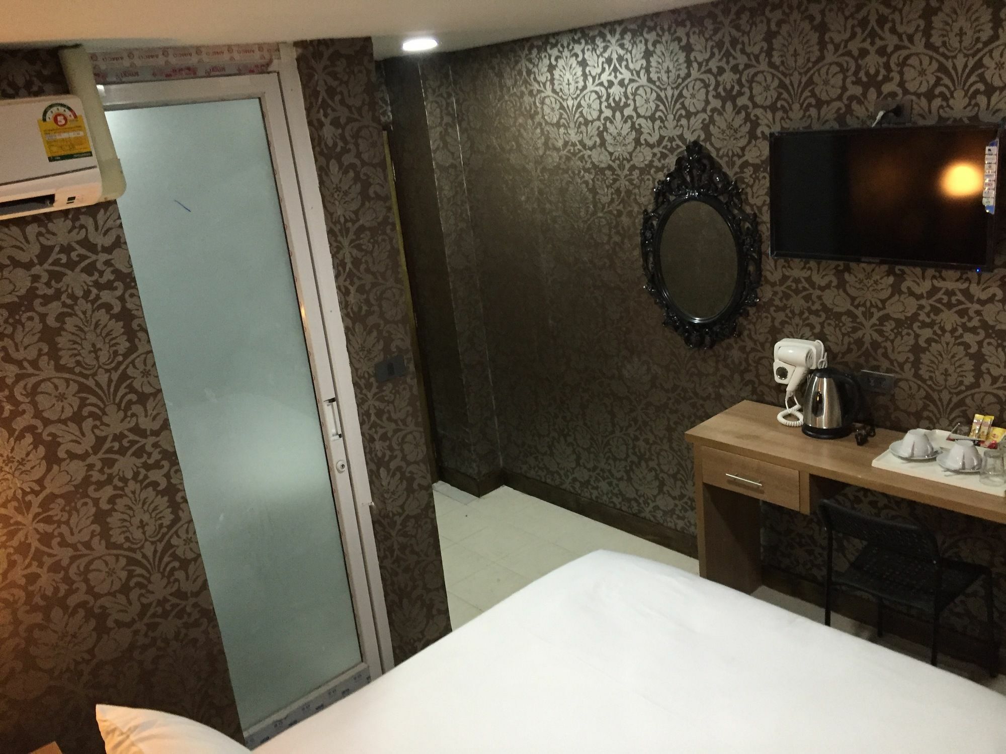 Harrys Suite Hotel バンコク都 エクステリア 写真