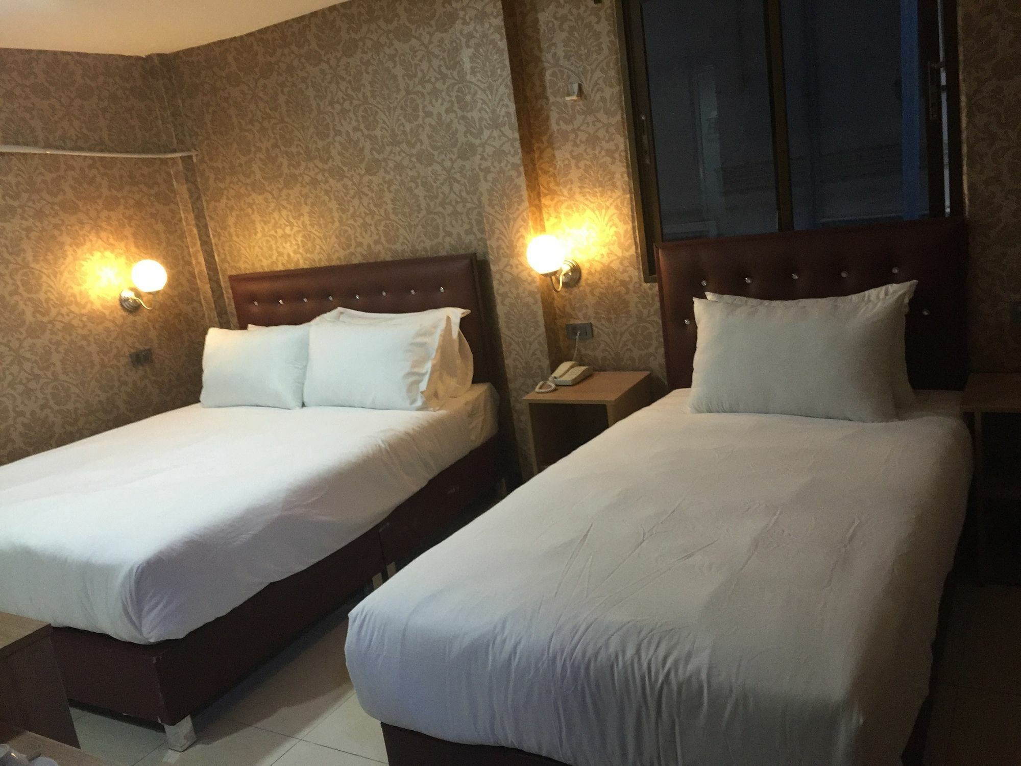 Harrys Suite Hotel バンコク都 エクステリア 写真